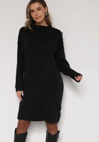 Born2be - Czarna Sweterkowa Sukienka Pudełkowa Ozdobiona z Boku Guzikami Tustina. Okazja: na co dzień. Kolor: czarny. Materiał: jeans. Wzór: aplikacja. Typ sukienki: proste. Styl: casual, elegancki #2