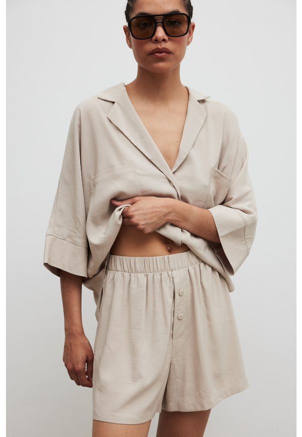 Marsala - Krótkie szorty z lnem w kolorze SAND PEARL - ARCOS. Stan: podwyższony. Materiał: len. Długość: krótkie. Sezon: lato