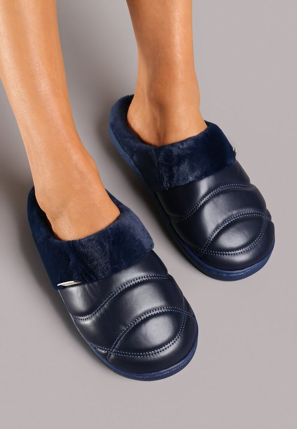 Renee - Granatowe Kapcie Vices na Płaskiej Podeszwie z Futerkiem i Pikowaniem Equaravia. Okazja: do domu. Kolor: niebieski. Materiał: futro. Obcas: na płaskiej podeszwie. Styl: elegancki