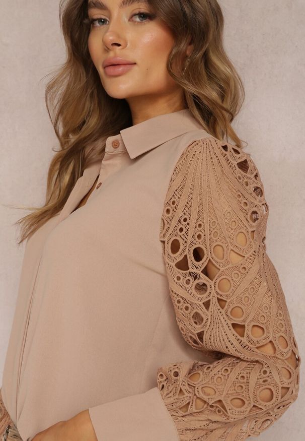 Renee - Beżowa Koszula Apostoros. Okazja: na co dzień, na spotkanie biznesowe, do pracy. Typ kołnierza: kołnierzyk klasyczny. Kolor: beżowy. Materiał: koronka, jeans. Styl: biznesowy, casual, klasyczny