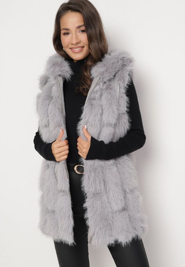 Born2be - Szara Kamizelka Futrzana z Kapturem Sophal. Typ kołnierza: kaptur. Kolor: szary. Materiał: futro