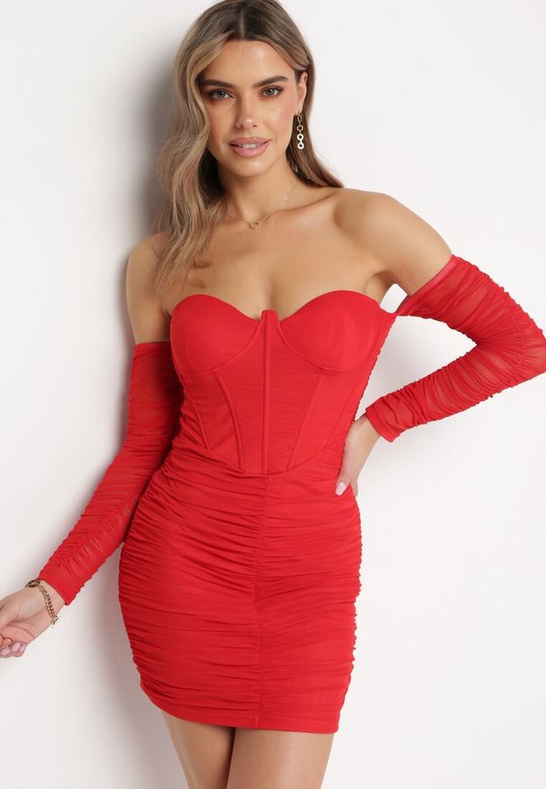 Born2be - Czerwona Dopasowana Sukienka Mini z Marszczeniem Iobe. Typ kołnierza: dekolt hiszpanka, dekolt gorset. Kolor: czerwony. Materiał: tkanina. Typ sukienki: gorsetowe. Długość: mini