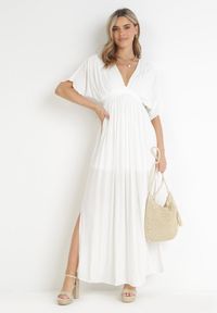 Born2be - Biała Wiskozowa Sukienka Maxi Nietoperz z Głębokim Dekoltem i Gumką w Pasie z Lnem Zivana. Kolor: biały. Materiał: wiskoza, len. Wzór: aplikacja. Długość: maxi #1