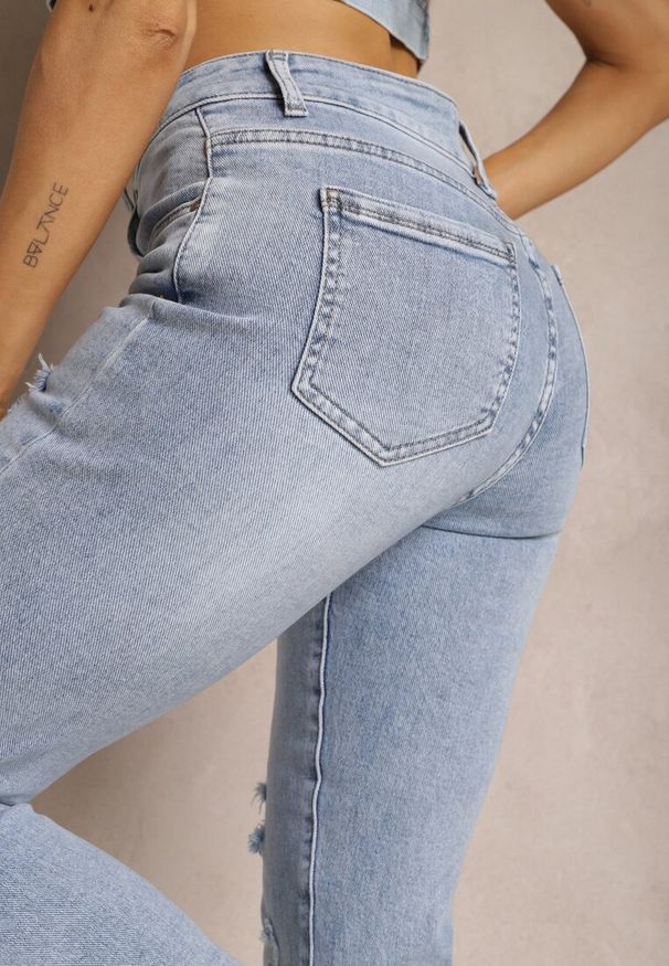 Renee - Jasnoniebieskie Jeansy z Prostymi Nogawkami i Przetarciami Atwilia. Okazja: na co dzień. Kolor: niebieski. Styl: casual, klasyczny