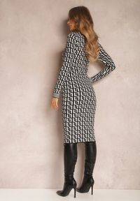 Renee - Czarno-Biała Sukienka Dzianinowa w Geometryczny Wzór z Półgolfem Warina. Okazja: do pracy. Kolor: czarny. Wzór: geometria. Typ sukienki: bodycon. Materiał: dzianina. Długość rękawa: długi rękaw. Sezon: zima, jesień. Styl: klasyczny. Długość: midi