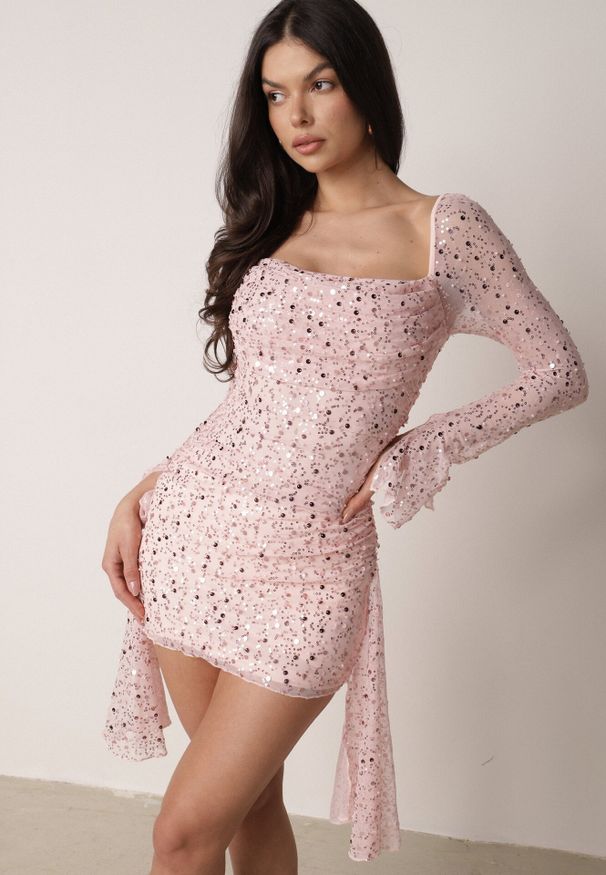 Born2be - Różowa Cekinowa Sukienka VICES o Dopasowanym Kroju z Wiązaniem Adrasalphia. Kolor: różowy. Styl: elegancki, klasyczny