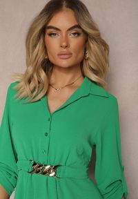 Renee - Jasnozielona Rozkloszowana Sukienka Ozdobiona w Pasie Łańcuchem Uvolia. Okazja: na co dzień. Kolor: zielony. Materiał: skóra. Wzór: aplikacja. Typ sukienki: proste. Styl: elegancki, casual #4