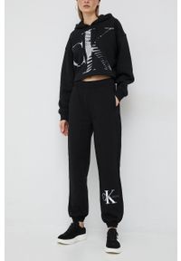 Calvin Klein Jeans spodnie dresowe damskie kolor czarny z nadrukiem. Kolor: czarny. Materiał: dresówka. Wzór: nadruk #1