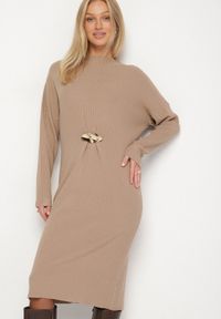 Born2be - Beżowa Sweterkowa Sukienka z Wiskozą i Broszką Tinarrea. Okazja: do pracy, na spacer. Kolor: beżowy. Materiał: wiskoza. Wzór: aplikacja. Typ sukienki: sportowe. Styl: klasyczny, sportowy #4