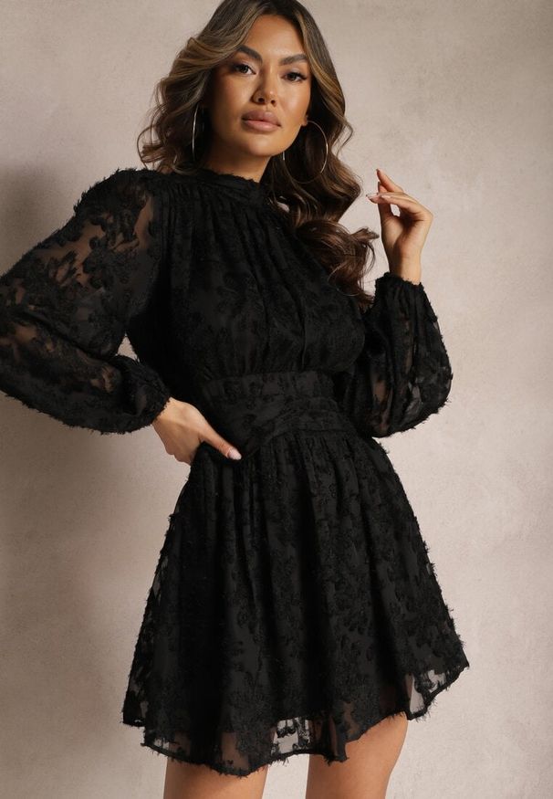 Renee - Czarna Koronkowa Sukienka Mini z Gumką w Pasie Netta. Kolor: czarny. Materiał: koronka. Typ sukienki: rozkloszowane. Długość: mini