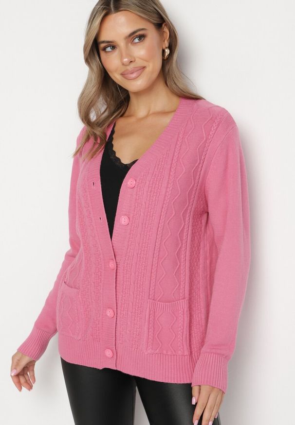 Born2be - Ciemnoróżowy Kardigan z Bawełną Kieszeniami i Tłoczeniami Mevalee. Okazja: na co dzień. Kolor: różowy. Materiał: bawełna. Długość rękawa: długi rękaw. Długość: długie. Wzór: aplikacja. Sezon: wiosna, jesień. Styl: casual, elegancki, klasyczny