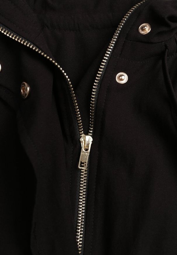 Renee - Czarna Oversizowa Kurtka Przejściowa o Kroju Bombki z Bawełny i Wiskozy Birana. Okazja: na co dzień. Typ kołnierza: kaptur. Kolor: czarny. Materiał: wiskoza, bawełna. Styl: casual