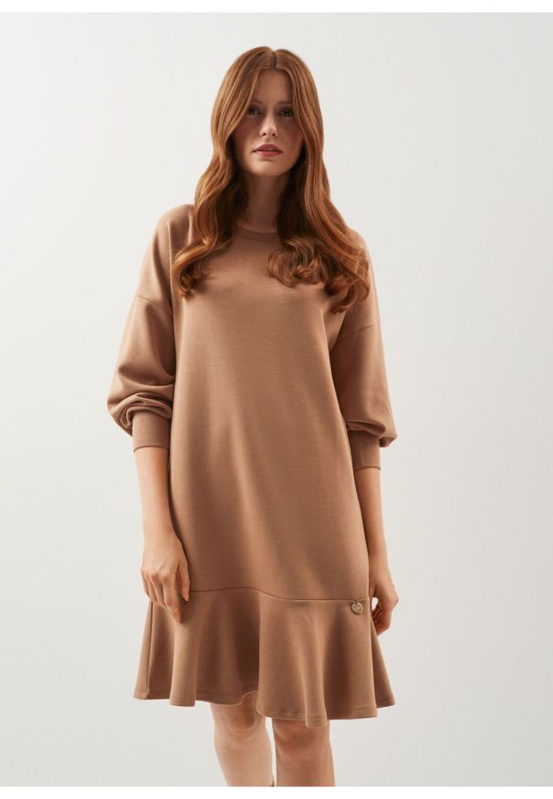 Ochnik - Prosta sukienka z falbaną na dole. Kolor: brązowy. Materiał: tkanina, poliester, elastan. Wzór: aplikacja. Typ sukienki: proste