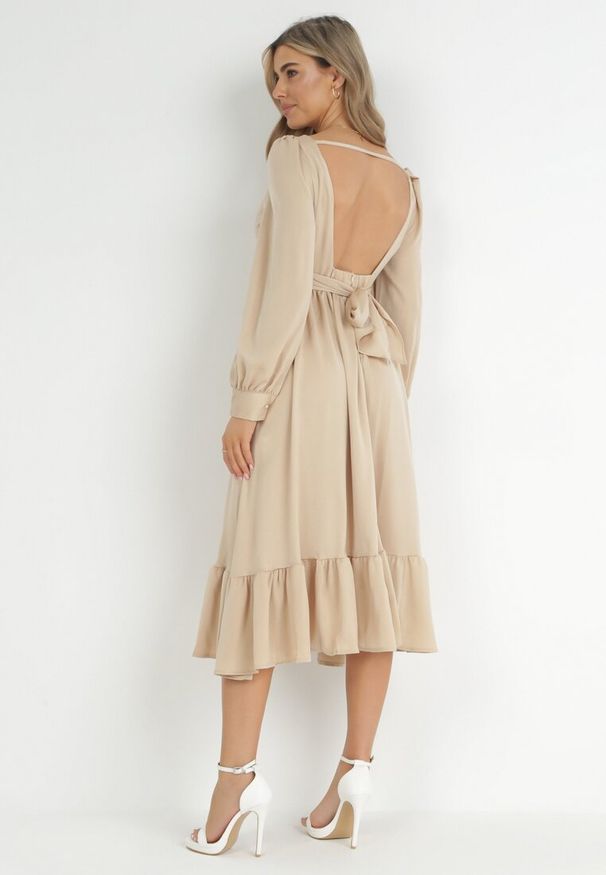 Born2be - Beżowa Rozkloszowana Sukienka z Supełkiem przy Dekolcie i Falbanką na Dole Viviela. Kolor: beżowy. Materiał: materiał. Długość rękawa: długi rękaw. Długość: midi