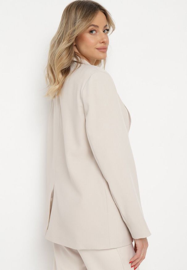 Born2be - Beżowa Pudełkowa Marynarka z Kieszeniami i Ozdobnymi Literkami Keletia. Kolor: beżowy. Materiał: jeans. Styl: elegancki