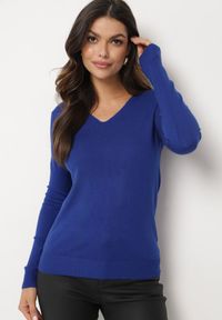 Born2be - Granatowy Sweter z Bawełną i Dekoltem w Serek Etarevia. Okazja: na co dzień. Typ kołnierza: dekolt w serek. Kolor: niebieski. Materiał: bawełna. Styl: casual #1
