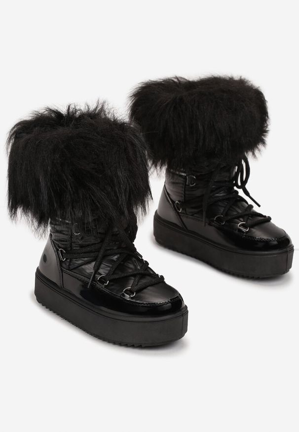 Born2be - Czarne Lakierowane Śniegowce na Platformie z Futerkiem Neake. Zapięcie: bez zapięcia. Kolor: czarny. Materiał: lakier, futro. Wzór: napisy
