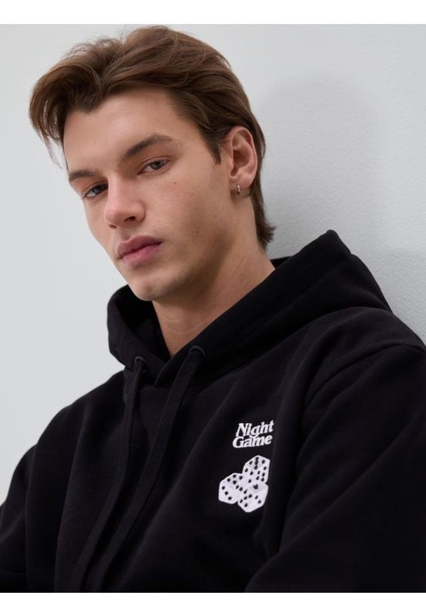 Reserved - Bluza z nadrukiem na plecach - czarny. Kolor: czarny. Materiał: dzianina, bawełna. Wzór: nadruk