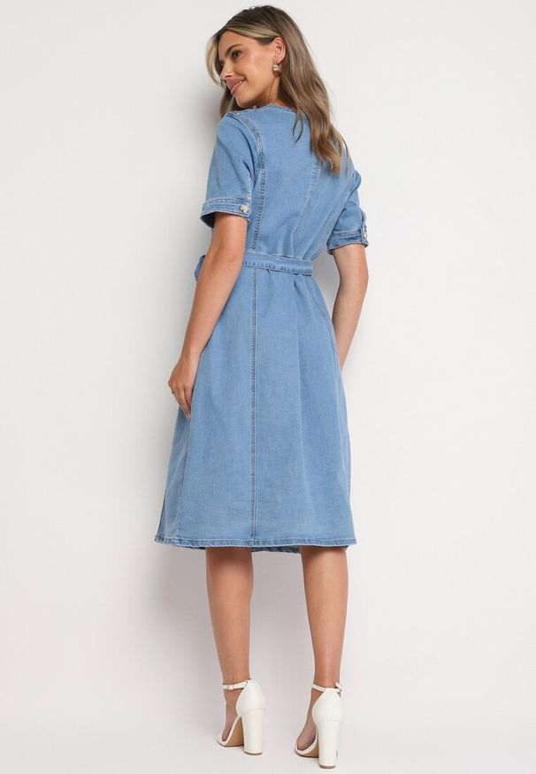 Born2be - Niebieska Bawełniana Sukienka Jeansowa z Paskiem w Talii Zapinana na Guziki Ivimia. Kolor: niebieski. Materiał: bawełna, jeans. Wzór: kolorowy. Styl: klasyczny, elegancki
