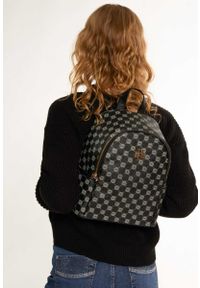 Inna - Plecak damski Monnari ze wzorem w logo czarny. Kolor: czarny. Materiał: skórzane. Styl: elegancki #1