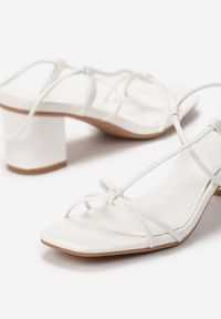 Born2be - Białe Sandały Typhista. Nosek buta: otwarty. Kolor: biały. Wzór: kolorowy, jednolity, aplikacja. Obcas: na słupku