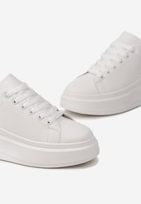 Renee - Biało-Czarne Sznurowane Sneakersy na Niskiej Platformie z Imitacji Skóry Ajanfa. Kolor: czarny. Materiał: skóra. Obcas: na platformie #2
