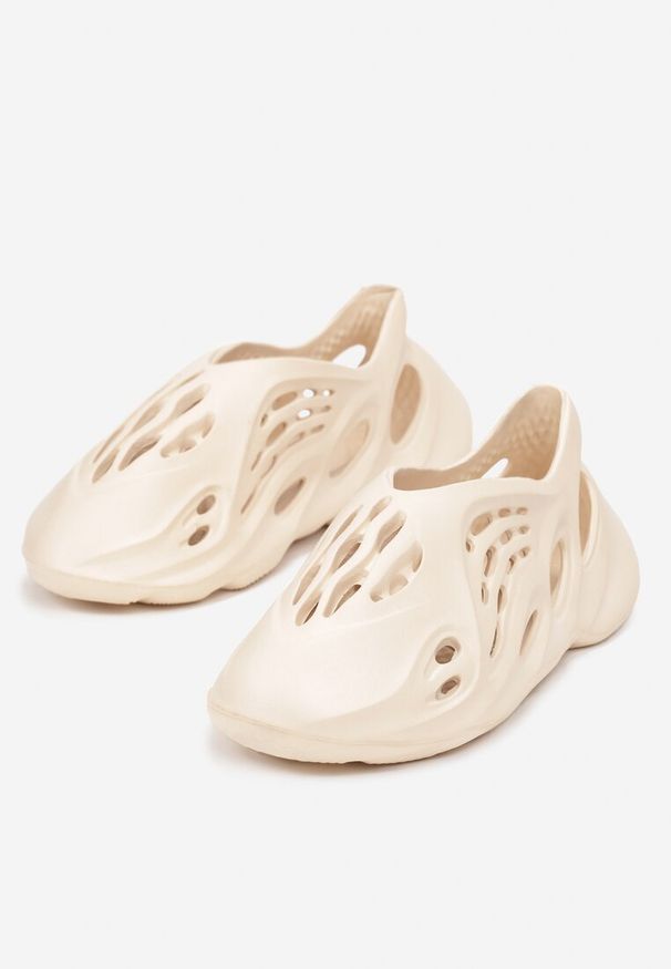 Born2be - Beżowe Sneakersy z Pianki Zdobione Wycięciami Harelle. Kolor: beżowy. Wzór: aplikacja
