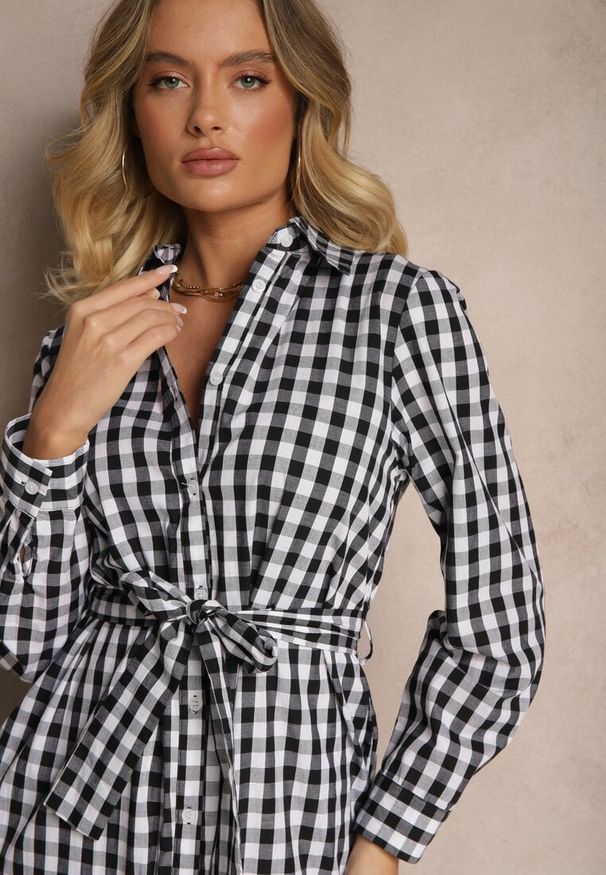 Renee - Czarna Koszulowa Sukienka z Bawełny w Kratkę Vichy z Wiązanym Paskiem Adlivia. Okazja: na co dzień. Typ kołnierza: kołnierzyk klasyczny. Kolor: czarny. Materiał: bawełna. Długość rękawa: długi rękaw. Wzór: kratka. Typ sukienki: koszulowe. Styl: wizytowy, klasyczny, elegancki, casual