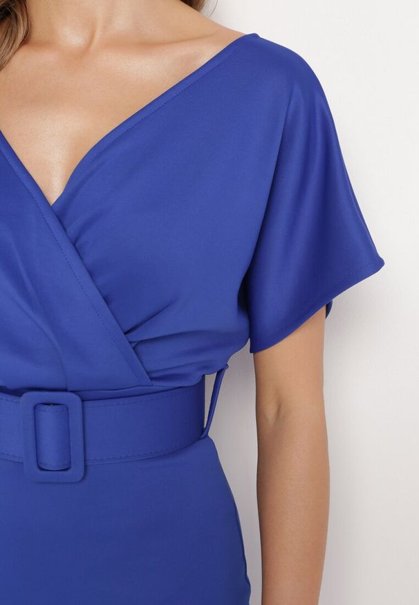 Born2be - Granatowa Sukienka z Kopertowym Dekoltem z Materiałowym Paskiem Zdobionym Klamrą Fienara. Okazja: na co dzień. Kolor: niebieski. Materiał: materiał. Wzór: aplikacja. Typ sukienki: kopertowe. Styl: casual, klasyczny