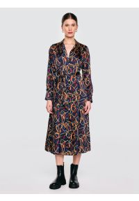 Big-Star - Sukienka damska midi koszulowa z nadrukiem granatowa Umi 403. Okazja: do pracy, na co dzień, na spotkanie biznesowe. Kolor: niebieski. Materiał: tkanina. Długość rękawa: długi rękaw. Wzór: nadruk. Typ sukienki: koszulowe. Styl: klasyczny, casual, elegancki, biznesowy. Długość: midi #5