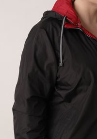 Born2be - Czerwono-Czarna Przejściowa Kurtka Dwustronna z Pikowaniem i Kapturem Azirane. Okazja: na co dzień. Typ kołnierza: kaptur. Kolekcja: plus size. Kolor: czerwony. Materiał: jeans. Styl: casual, elegancki #5