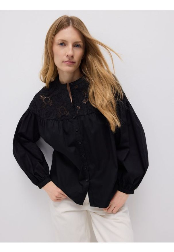 Reserved - Koszula z koronkową wstawką - czarny. Kolor: czarny. Materiał: koronka