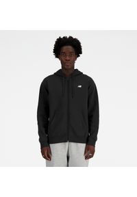 Bluza męska New Balance MJ41502BK – czarna. Typ kołnierza: kaptur. Kolor: czarny. Materiał: bawełna, dresówka, poliester, materiał. Wzór: aplikacja