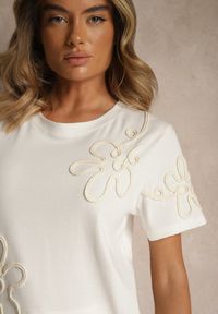 Renee - Biały T-shirt Zdobiony Aplikacjami w Kształcie Kwiatów Tilasea. Okazja: na co dzień. Kolor: biały. Materiał: jeans. Wzór: aplikacja, kwiaty. Styl: klasyczny, elegancki, casual #5