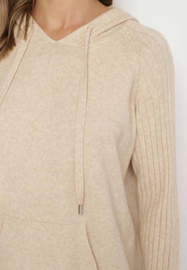 Born2be - Beżowy Sweter z Kapturem i Kieszenią z Domieszką Kaszmiru Neriele. Okazja: na co dzień. Typ kołnierza: kaptur. Kolor: beżowy. Materiał: kaszmir. Wzór: aplikacja. Styl: casual