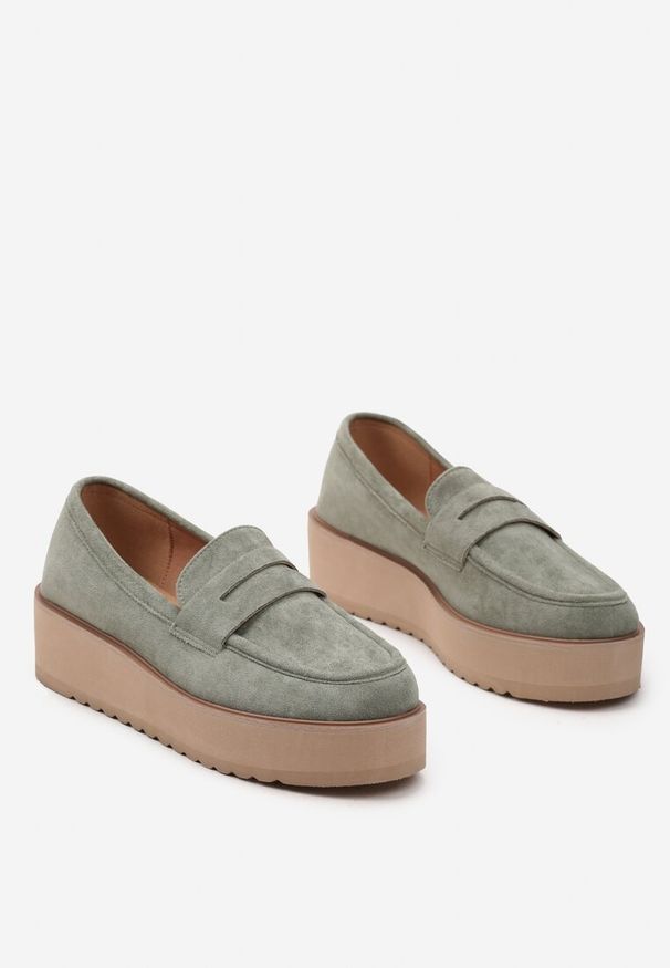 Renee - Zielone Półbuty w Stylu Mokasynów z Imitacji Zamszu na Platformie Vhisper. Okazja: na co dzień, do pracy. Kolor: zielony. Materiał: zamsz. Obcas: na platformie. Styl: elegancki, casual