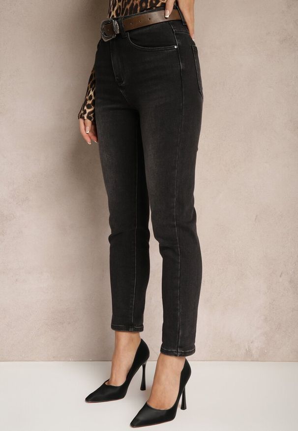 Renee - Czarne Jeansy z Bawełną Mom Fit High Waist Ozdobione Paskiem Senowen. Okazja: na co dzień. Stan: podwyższony. Kolor: czarny. Wzór: aplikacja. Styl: elegancki, casual