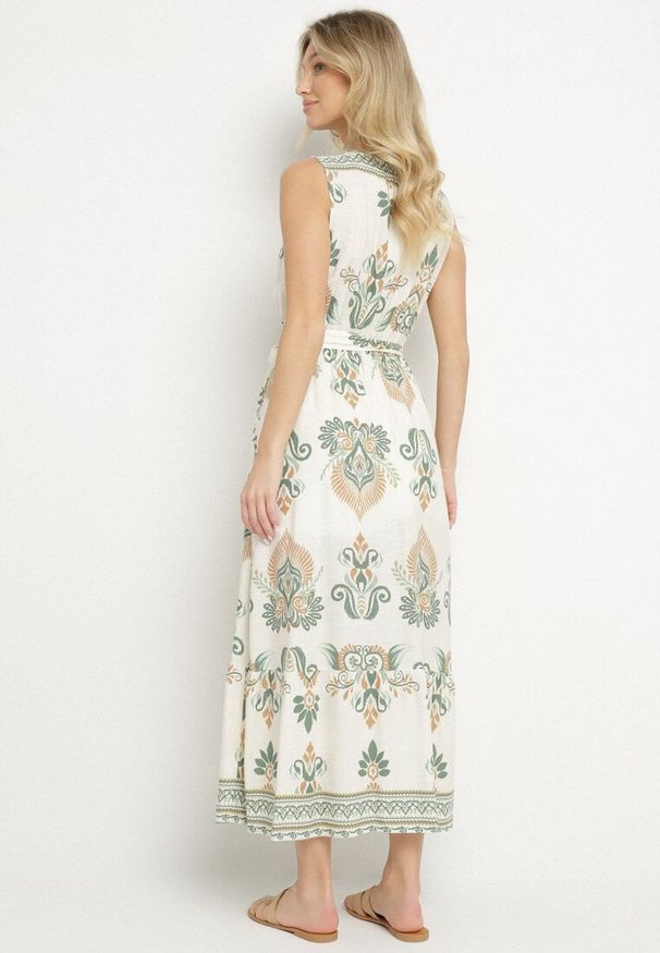 Born2be - Zielona Wiskozowa Sukienka z Kopertowym Dekoltem i Paskiem Eravira. Okazja: na co dzień. Typ kołnierza: dekolt kopertowy. Kolor: zielony. Materiał: wiskoza. Typ sukienki: kopertowe. Styl: casual, klasyczny, elegancki