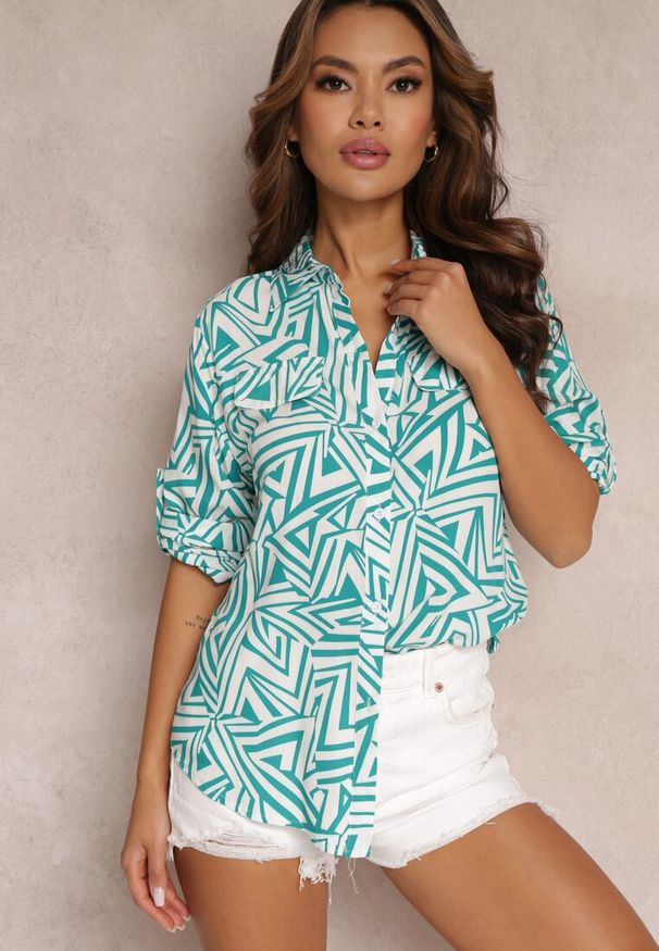 Renee - Zielono-Biała Koszula z Wiskozy w Geometryczny Print Jacelyn. Okazja: na co dzień. Typ kołnierza: kołnierzyk klasyczny, dekolt w serek. Kolor: zielony. Materiał: wiskoza. Wzór: geometria, nadruk. Styl: elegancki, casual, klasyczny