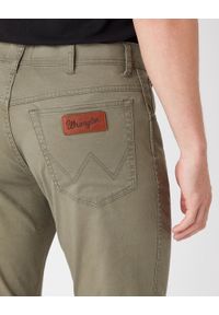 Wrangler - WRANGLER TEXAS SLIM MĘSKIE SPODNIE MATERIAŁOWE DUSTY OLIVE W12SWA275. Materiał: materiał