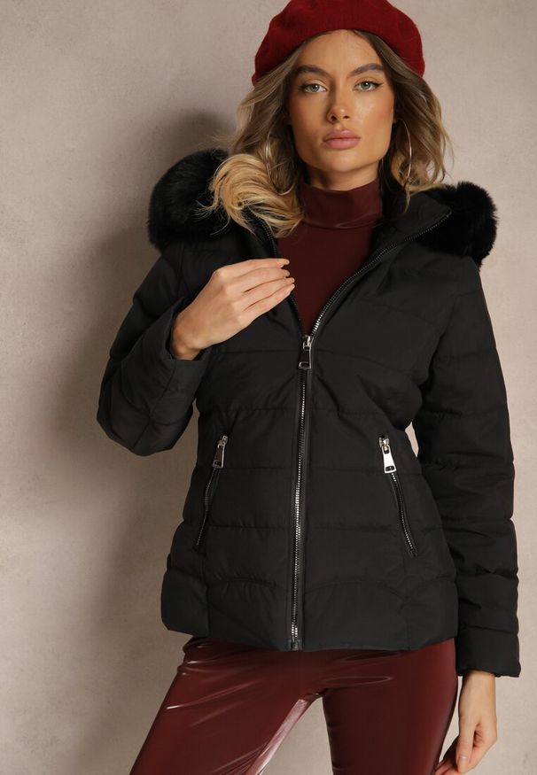 Renee - Czarna Pikowana Kurtka Mocno Ocieplana z Odpinanym Kapturem z Futrzanym Wykończeniem Nealith. Okazja: na co dzień. Kolor: czarny. Materiał: futro. Styl: elegancki, casual
