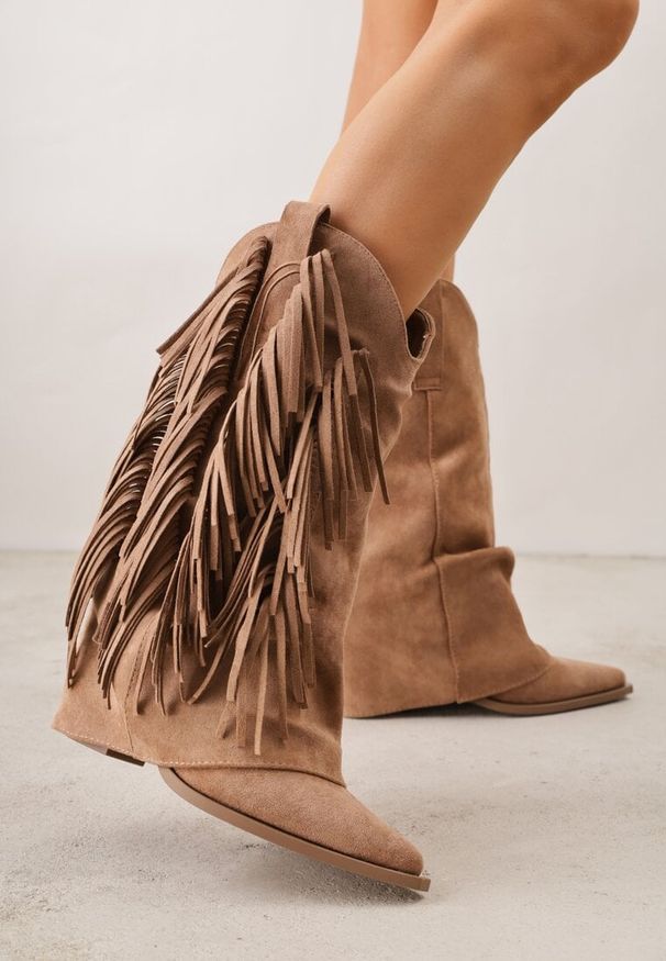 Renee - Brązowe Botki Kowbojki na Słupku Ozdobione Frędzlami i Wywiniętą Cholewką Aedime. Okazja: na co dzień. Kolor: brązowy. Szerokość cholewki: normalna. Wzór: aplikacja. Obcas: na słupku. Styl: casual