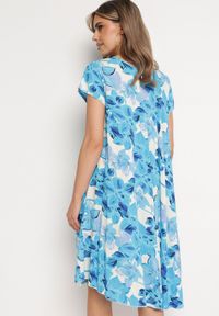 Born2be - Niebieska Pudełkowa Sukienka z Wiskozy w Kwiaty Timanee. Kolor: niebieski. Materiał: wiskoza. Wzór: kwiaty. Sezon: lato #5