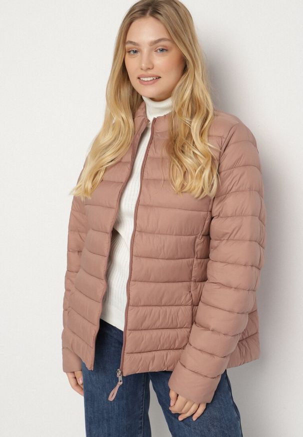 Born2be - Różowa Pikowana Kurtka o Prostym Kroju z Niską Stójką Zeniva. Okazja: na co dzień, na spacer. Typ kołnierza: kołnierzyk stójkowy. Kolekcja: plus size. Kolor: różowy. Materiał: dzianina, jeans. Styl: casual