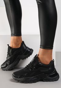 Renee - Czarne Sneakersy Dorameia. Wysokość cholewki: przed kostkę. Nosek buta: okrągły. Zapięcie: sznurówki. Kolor: czarny. Materiał: jeans, materiał. Wzór: aplikacja #3
