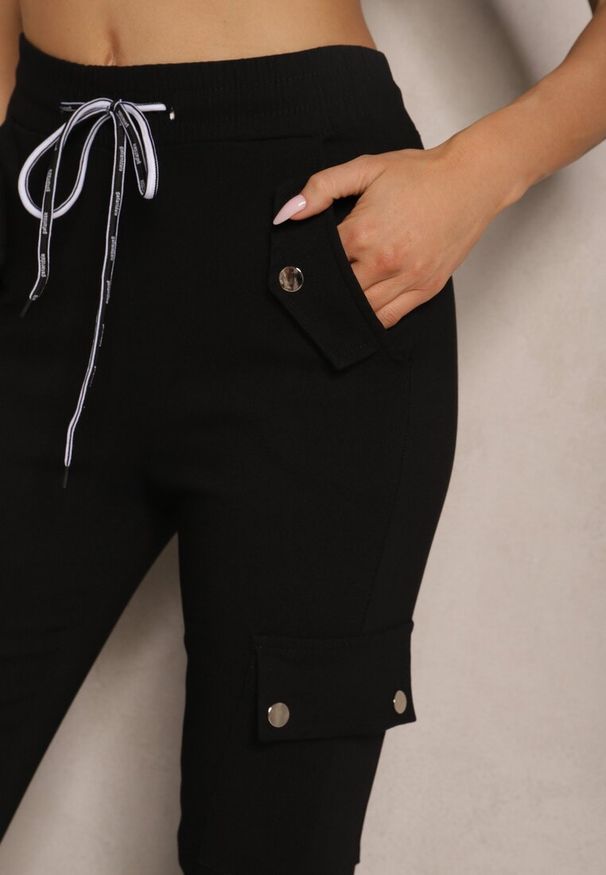 Renee - Czarne Spodnie z Bawełny Typu Cargo z Ozdobnym Wiązaniem Katirene. Okazja: na co dzień. Stan: podwyższony. Kolor: czarny. Materiał: bawełna. Styl: casual