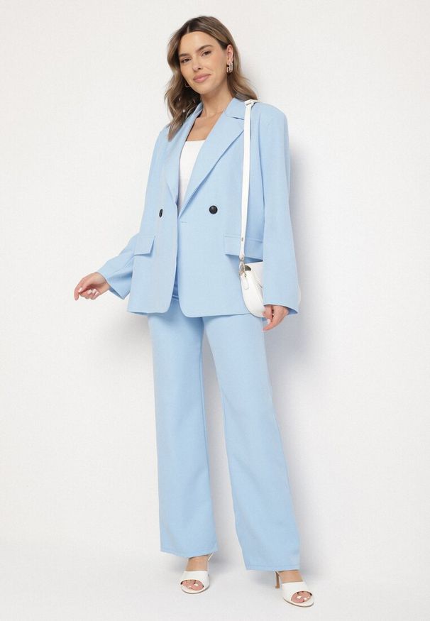 Born2be - Jasnoniebieska Dwurzędowa Marynarka o Pudełkowym Kroju Oversize Kosalia. Okazja: na co dzień, na spotkanie biznesowe. Kolor: niebieski. Materiał: jeans. Styl: biznesowy, casual, elegancki, klasyczny