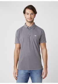 Wrangler - MĘSKI T-SHIRT POLO WRANGLER SS GD POLO TORNADO GREY W7ANDB70C 112131352. Typ kołnierza: polo #1