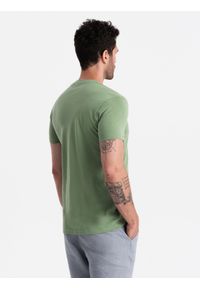 Ombre Clothing - Bawełniana klasyczna męska koszulka z dekoltem w serek BASIC – zielona V11. Typ kołnierza: dekolt w serek. Kolor: zielony. Materiał: bawełna. Wzór: ze splotem, jednolity. Styl: klasyczny #4