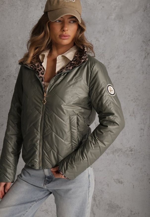 Renee - Zielona Pikowana Kurtka Dwustronna z Motywem Panterki i Naszywką Damike. Kolor: zielony. Wzór: motyw zwierzęcy, aplikacja. Sezon: wiosna